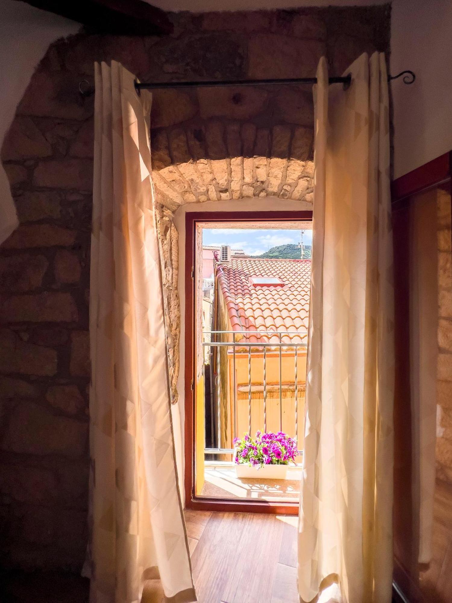 La Torre Del Pozzo Guest House Bosa Bagian luar foto