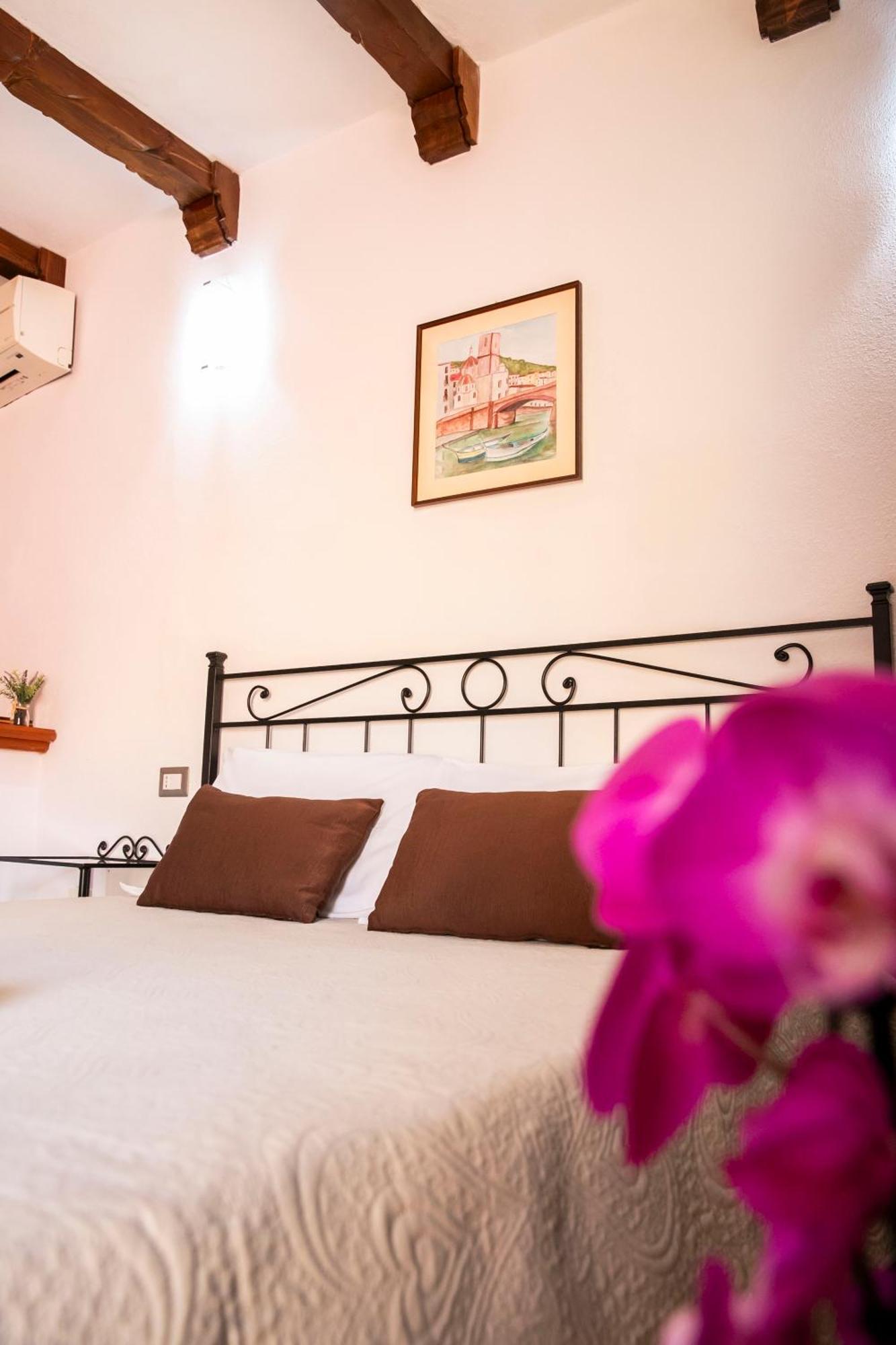 La Torre Del Pozzo Guest House Bosa Bagian luar foto