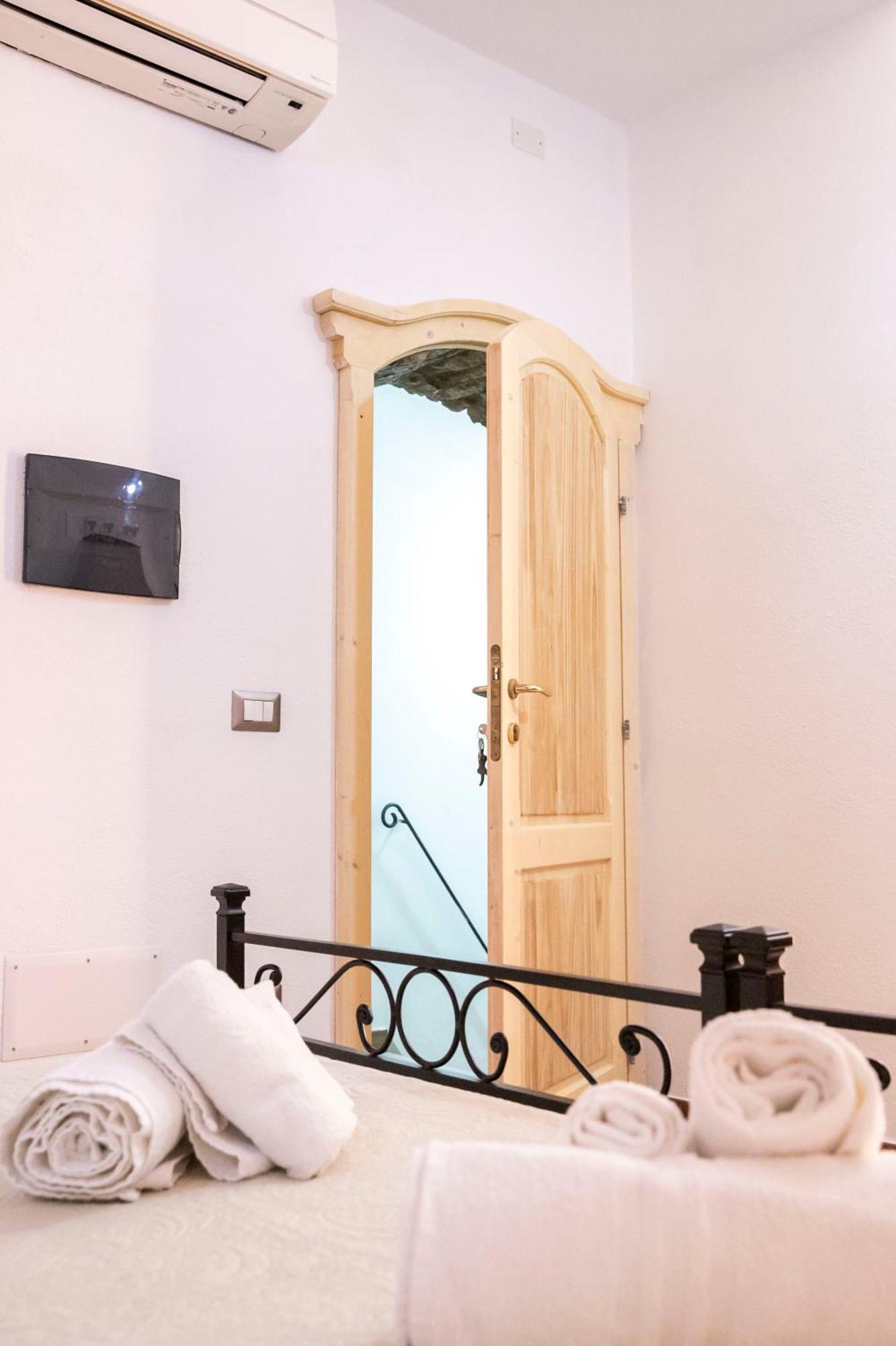 La Torre Del Pozzo Guest House Bosa Bagian luar foto